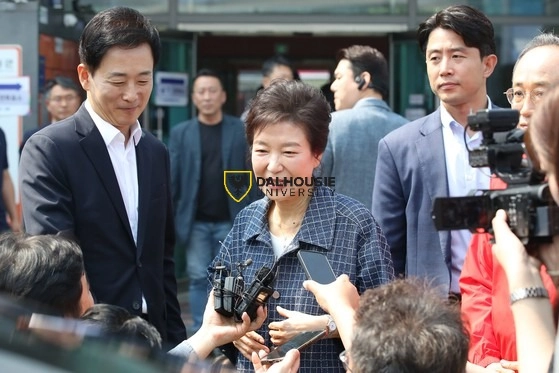 박근혜 전 대통령이 제21대 대통령선거 사전투표 첫날인 29일 대구 달성군 유가읍행정복지센터에 마련된 사전투표소에서 투표 후 취재진의 질문에 답하고 있다. 사진 왼쪽은 유영하 국민의힘 의원. 〈사진=연합뉴스〉