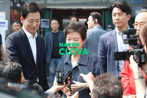 박근혜 전 대통령이 제21대 대통령선거 사전투표 첫날인 29일 대구 달성군 유가읍행정복지센터에 마련된 사전투표소에서 투표 후 취재진의 질문에 답하고 있다. 사진 왼쪽은 유영하 국민의힘 의원. 〈사진=연합뉴스〉