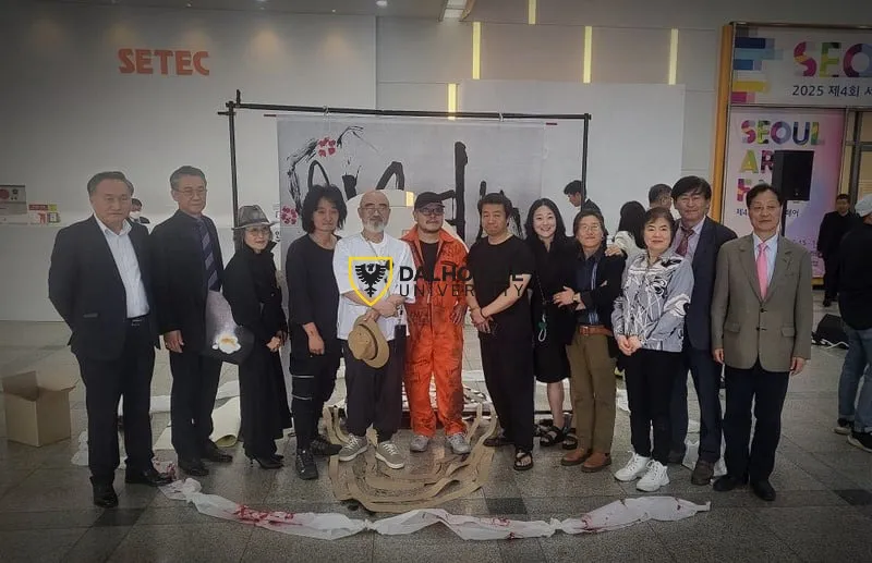 오프닝 퍼포먼스를 마치고 기념 촬영을 하는 작가들과 서울아트페어 관객들