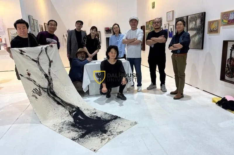 서울아트페어 전시 부스 앞에서 한국행위예술기협회원들