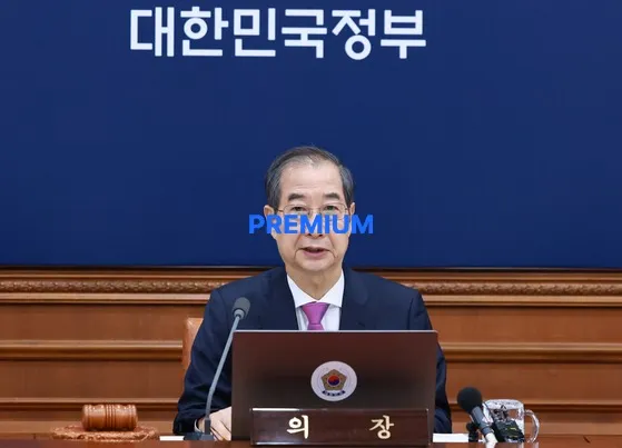 Acting President Han Duck-soo speaks at a Cabinet meeting at the Government Complex Seoul in Jung District, central Seoul on April 8. [YONHAP] 