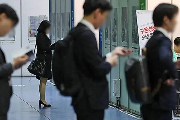No. of Young Long-term Jobless People Posts Growth for 1st Time in 5 Yrs.