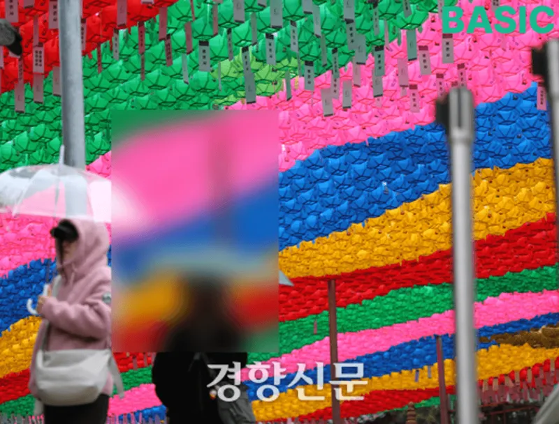 비가 내린 지난달 16일 우산을 쓴 시민들이 연등이 내걸린 서울 강남구 봉은사 경내를 걷고 있다. 정지윤 기자