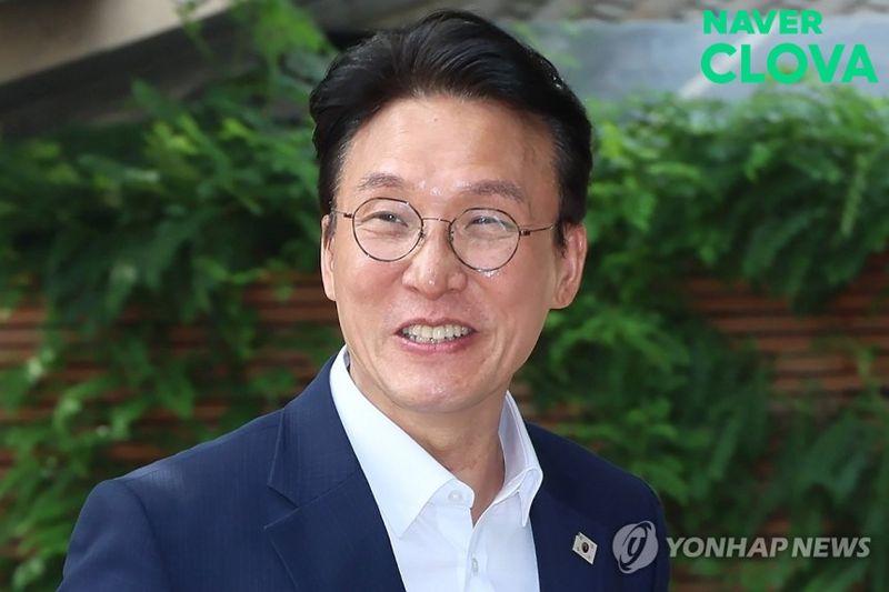 김민석 국무총리 후보자 출근
(서울=연합뉴스) 이정훈 기자 = 김민석 국무총리 후보자가 17일 서울 종로구 통의동 금융감독연수원에 마련된 청문회 준비단 사무실로 출근하고 있다. 2025.6.17 uwg806@yna.